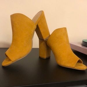 📣🎉 SALE NWOB Shoedazzle Faux Suede Mules